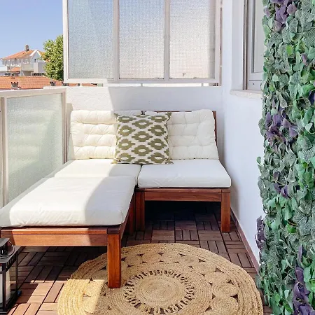 Cozy With Spacious Terrace And Wide View