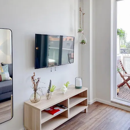 アパート Cozy With Spacious Terrace And Wide View