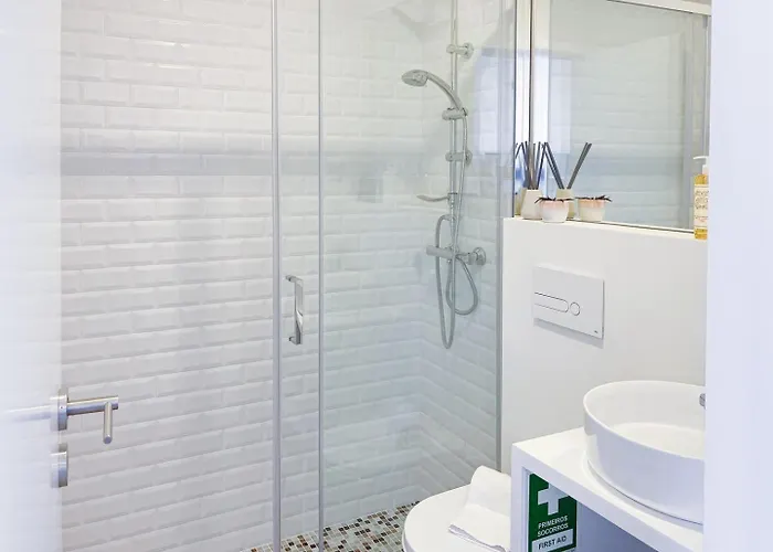 Cozy With Spacious Terrace And Wide View Apartman *